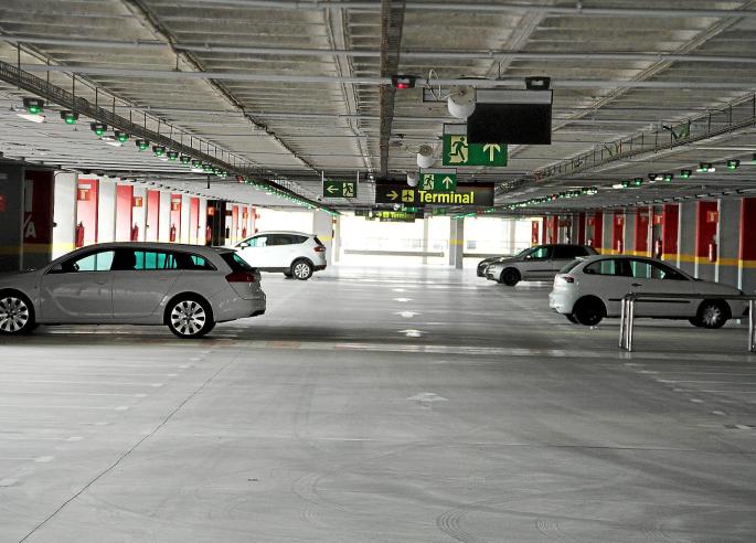 Umsonst parken gibt es am Flughafen nicht mehr, dafür eine neue Flatrate für das Parkhaus.