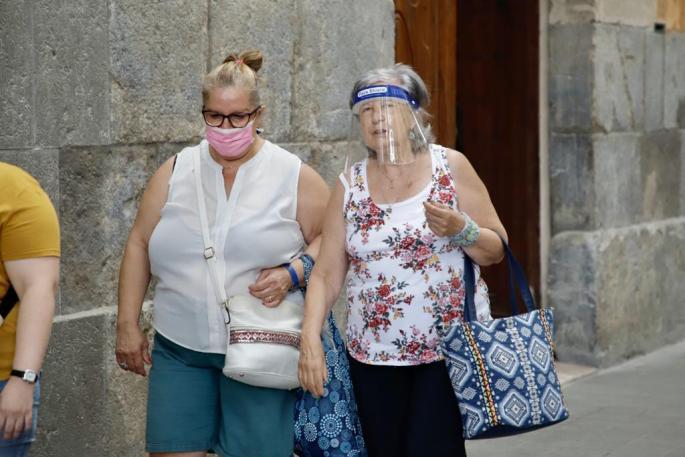 Maskenträgerinnen auf einer Straße in Palma.