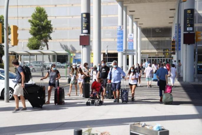 Touristen vor dem Flughafen von Mallorca.