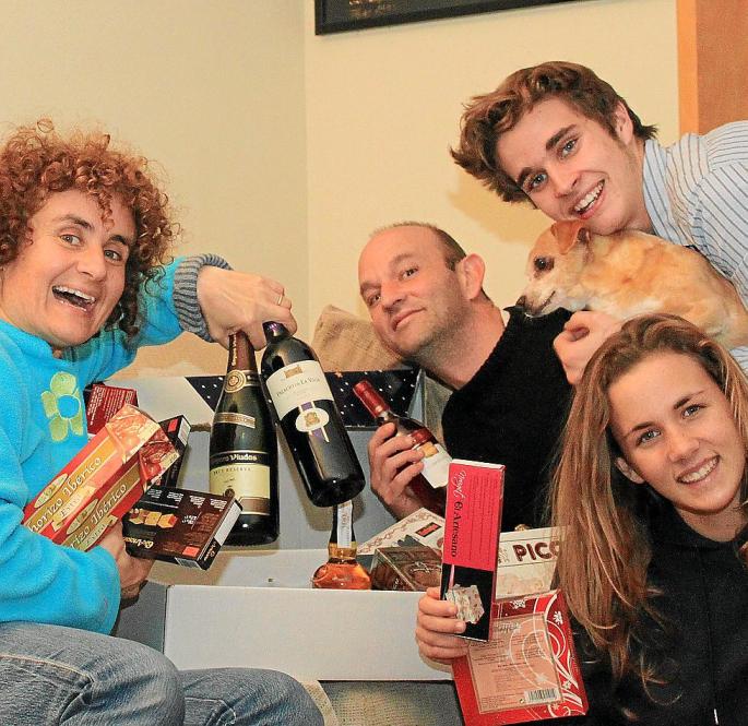 Catibel mit Mann Carlos, den Kindern Joan, Antònia und Hund Luna.