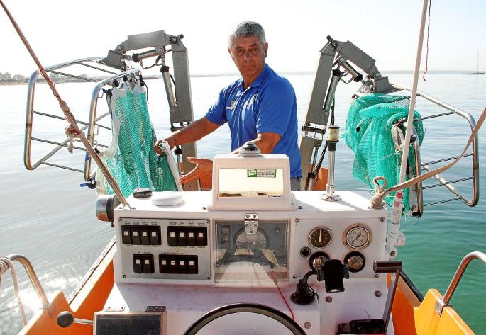 Carlos Montero an seinem Arbeitsplatz: Bis zu sieben Stunden ist er am Tag vor der Küste in der Bucht von Palma unterwegs.