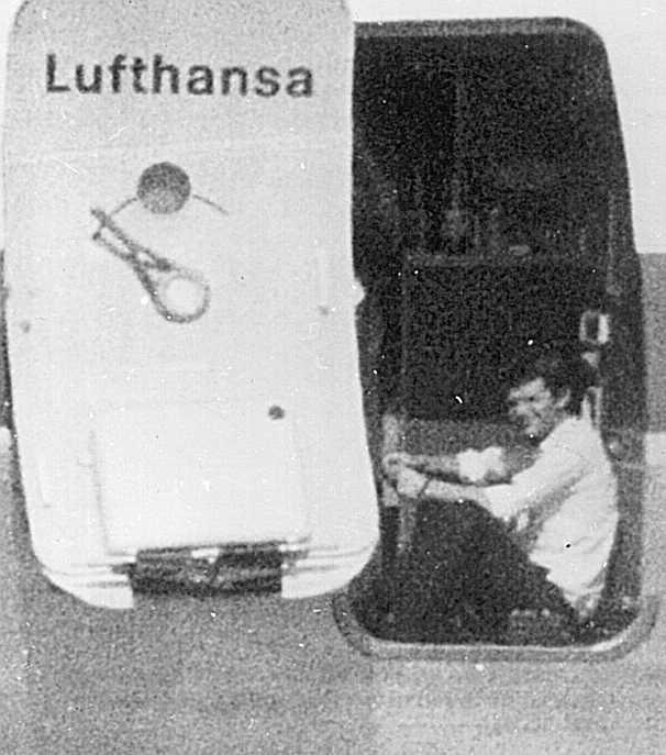 Die Aufnahme zeigt den Flugkapitän Jürgen Schumann an Bord der entführten Lufthansa-Maschine.