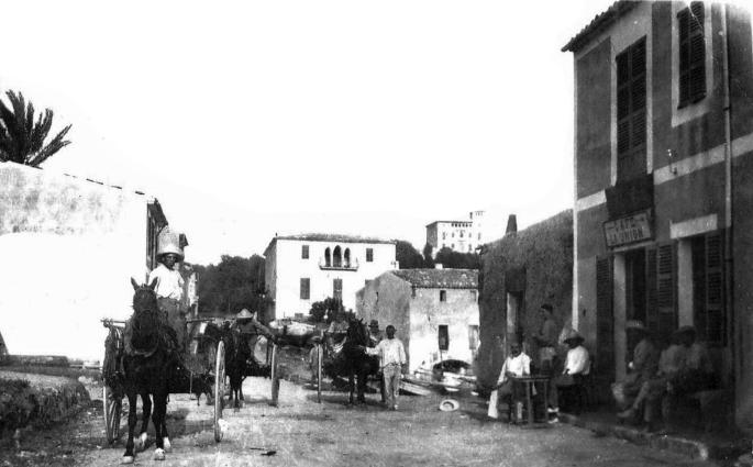 Als auf Cala Rajadas Hauptstraße Calle Leonor Servera noch Pferdekarren rangierten, existierte das Cas Bombu (Mitte) bereits, eb