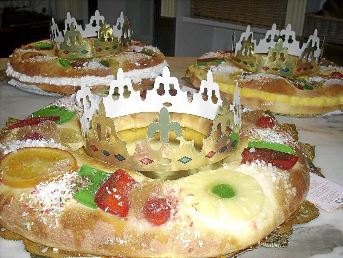 Das Gebäck ist üblicherweise mit kandierten Früchten belegt.
