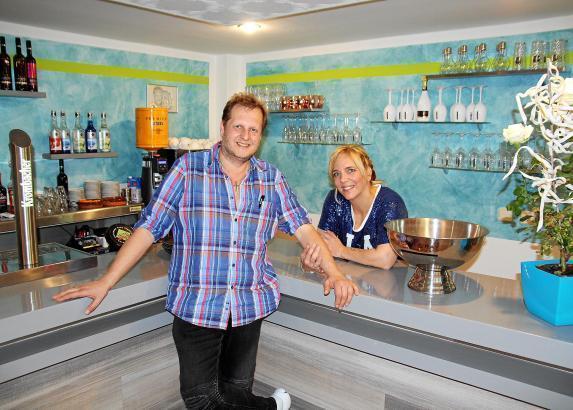 Das Ehepaar Büchner im April ihrer Bar "Fanetería" in Cala Millor.