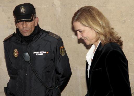 Das Archivfoto zeigt Cristina beim Gang zur richterlichen Vernehmung im Februar 2014 in Palma.