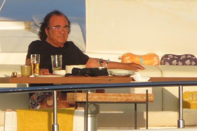 Der italienische Sänger genießt ein paar Tage Auszeit auf der Yacht eines südamerikanischen Freundes und Unternehmers.