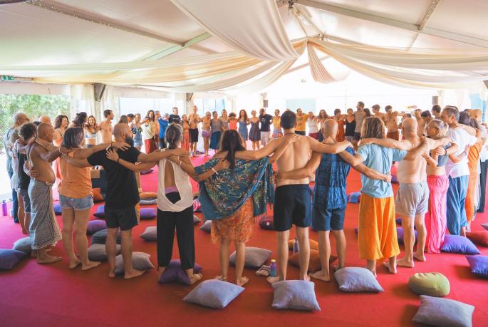 Alle haben sich lieb: Tantra spricht viele Menschen an.