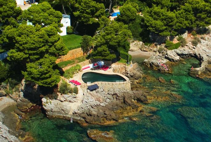 Der Pool des spanischen Star-Journalisten Pedro J. Ramírez auf Mallorca steht zu nahe am Meer – und muss deshalb weg!