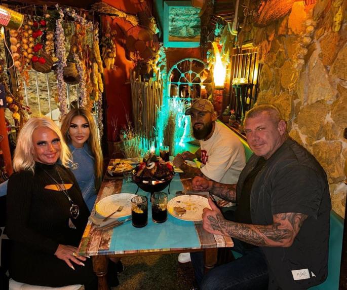 Caro und Andreas Robens (vorne) trafen sich anlässlich der Geburtstagsfeier mit Lisha und Lou Savage zum Essen.