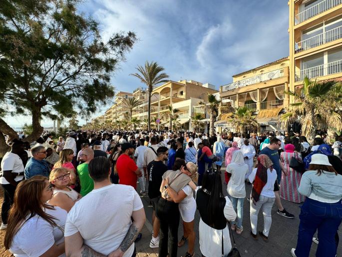 Rund 700 Menschen kamen am Samstagabend zu der Einsturzstelle an der Playa de Palma, um der Todesopfer des Medusa Beach Clubs zu gedenken und sich zu verabschieden.