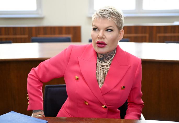 Die Schlagersängerin Melanie Müller sitzt im Saal des Amtsgerichts Leipzig. Die Anklagebehörde wirft der 36-Jährigen das Verwenden von Kennzeichen verfassungswidriger und terroristischer Organisationen auf einem Konzert im September 2022 vor.