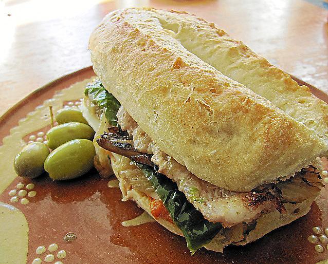 Appetitlich: Ein typisches Llonguet mit Belag.
