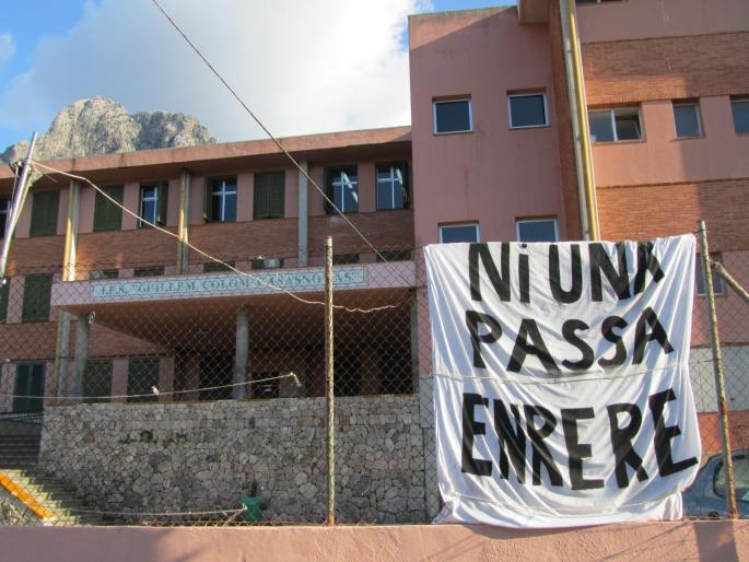 Protest vor einer Schule in Sóller: "Nicht einen Schritt zurück", ist auf Mallorquinisch auf dem Plakat zu lesen.