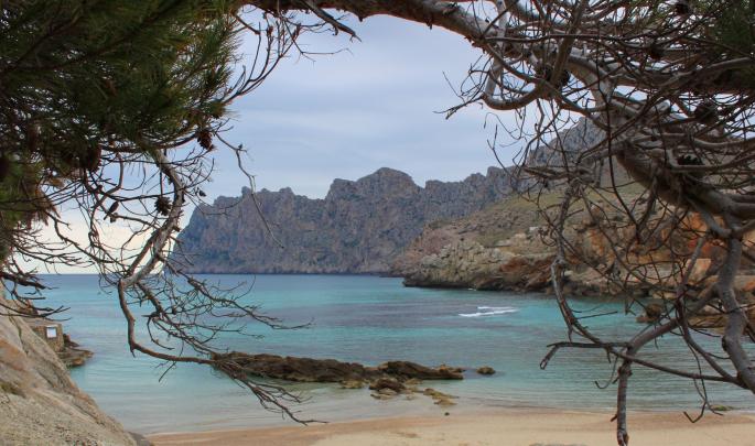 Nicht wirkllich sonnig: So präsentierte sich der Sonntag über der Cala Barques bei Pollença.