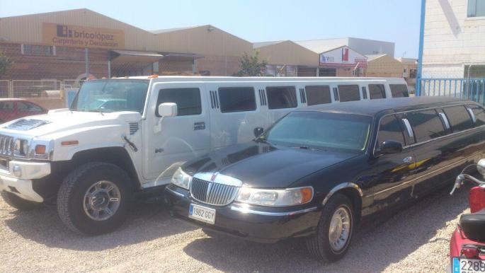 Ein Hummer als Stretchversion und ein Lincoln: Diese beiden Luxuswagen stehen derzeit im Polizei-Depot.