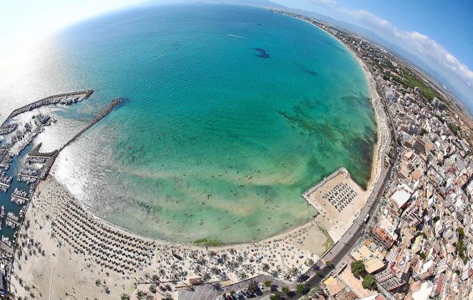 Die Playa de Palma aus der Perspektive eines Fisches im Schnabel einer Möwe: 4600 Meter Sandstrand und ein intensives touristisc