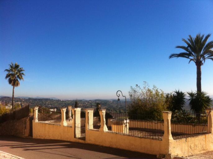 Blick von der Sonnenterrasse: Bereits am Freitag herrschte für Januar ein Traumwetter mit Sonnenschein pur aus blauem Himmel. Ge