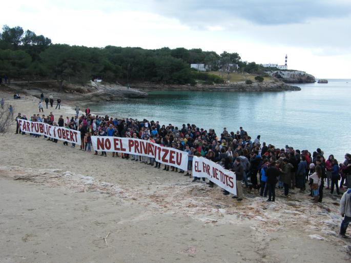 Mit Protestplakaten zog die Kundgebung am Sonntag zum Leuchtturm von Portocolom.