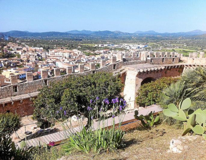 Weitblick von der Burg aus ins Inselinnere. Rund 90.000 Besucher besichtigten im Vorjahr die denkmalgeschützte Festungsanlage. I