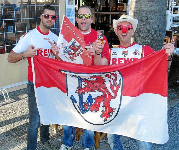 Am vergangenen Wochenende wurde schon mal fürs Foto "vorgeglüht". Das Foto zeigt, dass sich Düsseldorfer und Kölner im "Deutsche