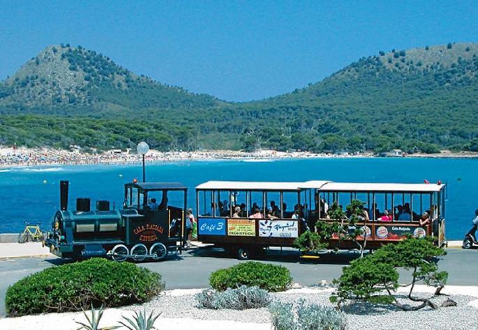Von April bis Oktober tuckert der Mini-Zug durch Cala Rajada. Er fährt von Cala Agulla bis Font de sa Cala und hält unterwegs an