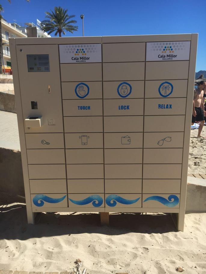So sieht der Schließfachautomat am Strand von Cala Millor aus.