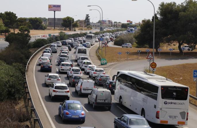 Stau, Stau, Stau auf den Schnellstraßen rund um das neue Einkaufszentrum "Fan Mallorca Shopping".