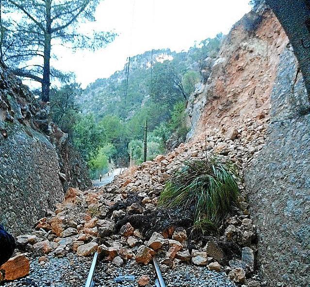 Eine vom Regen aufgeweichte Mauer brach ein und versperrte die Bahnschienen des bei Mallorca-Touristen beliebten Sóller-Zugs. Di