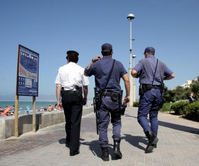 Polizisten patrouillieren an der Playa de Palma