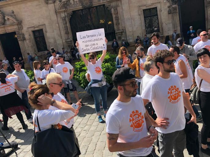 Vor dem Rathaus von Palma erschienen Wirte mit bedruckten T-Shirts um gegen das geplante Terrassenverbot zu demonstrieren.