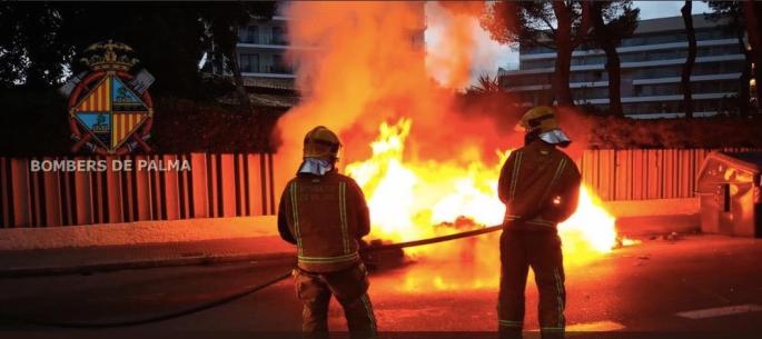 Feuerwehrmänner am Sonntagmorgen im Einsatz an der Playa de Palma.