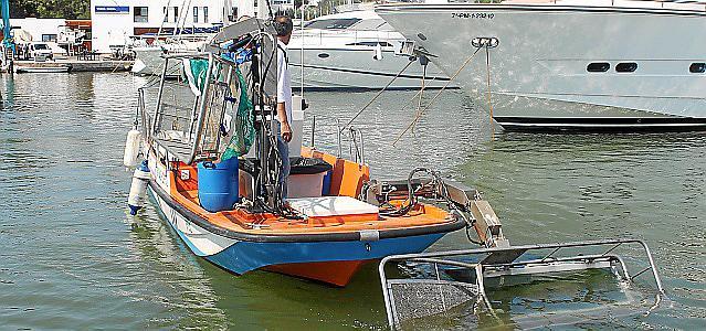 Dieses Müllboot kommt in Mahón auf Mallorcas Schwesterinsel Menorca zum Einsatz.