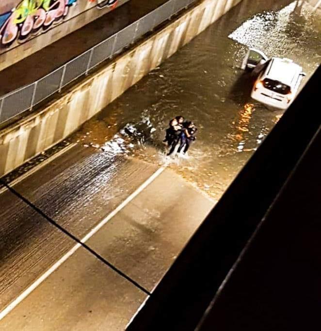 Polizeibeamte retten in einer überfluteten Unterführung in Marratxí eine Frau aus ihrem Auto.