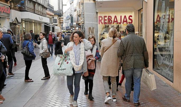 In Palma mittlerweile ein gewohntes Bild: Schaufenster zeigen "Rebajas", Rabattangebote.