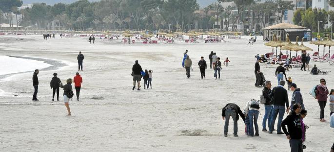 Mehr als ein Strandspaziergang war am Osterwochenende nicht möglich, an Sonnenbaden und Schwimmer war nicht zu denken.