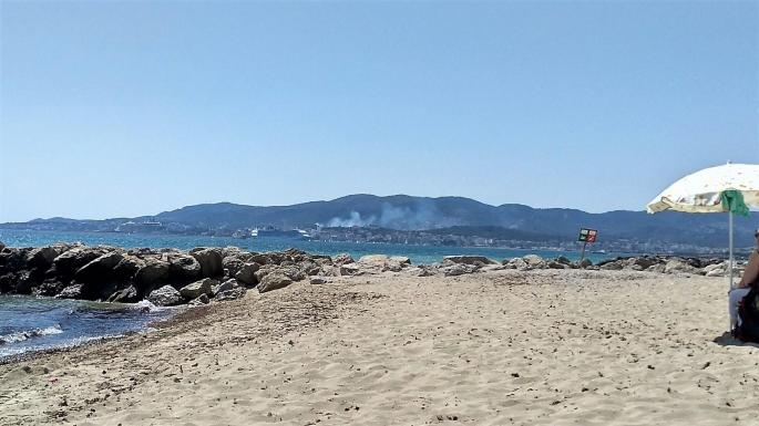 Blick auf die Rauchwolke in Cala Major.