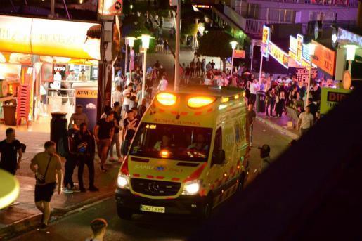 Krankenwagn an der nächtlichen Parytmeile der Punta Ballena in Magaluf in Calvià im Südwesten von Mallorca.