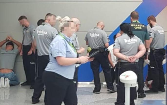 Foto von der Verhaftung der Tatverdächtigen im Mallorca-Airport.