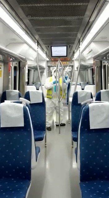 Züge werden vor der ersten Abfahrt desinfiziert.