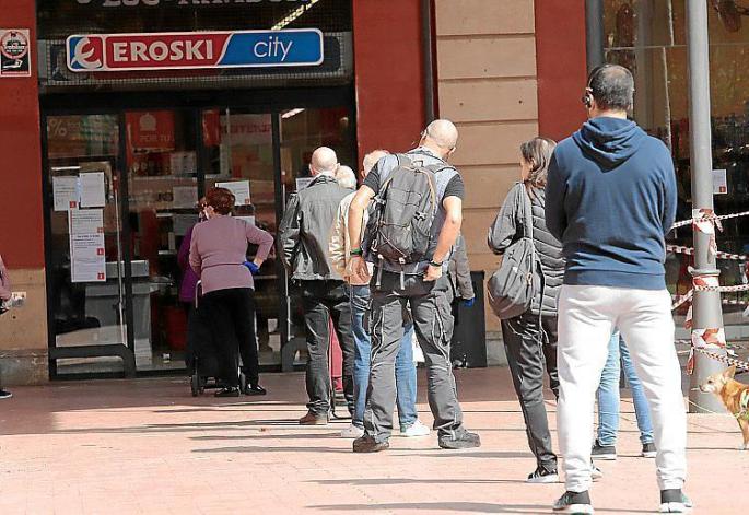 Schlange vor einem Eroski-Supermarkt am Dienstag in Palma.