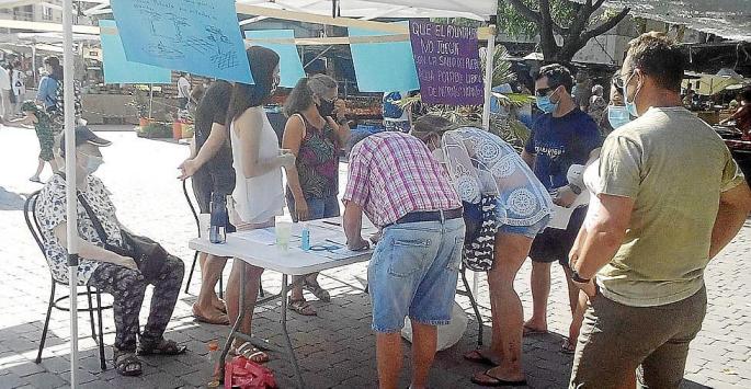 Stadträtin Conchi Baleato sammelte Unterschriften für besseres Trinkwasser.