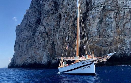 "La Balear" ist eine Traditions-Llaüt. Der 14 Meter lange Segler wird gerne als Anschauungsobjekt genommen.