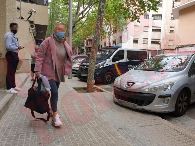 Die Unfallfahrerin beim Verlassen des Prädiums der Nationalpolizei in Palma.