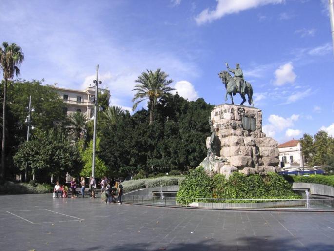 Die Plaça d'Espanya mit dem Denkmal des Erobererkönigs Jaume I..