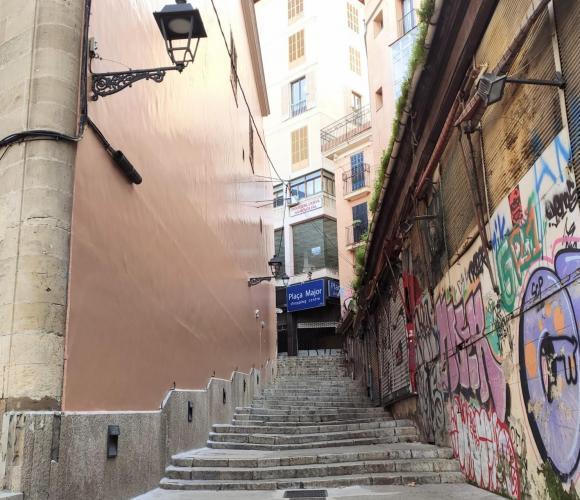 In neuem Glanz und heruntergekommen: Links die gereinigte Wand des Teatre Principal in Palma, rechts beschmiertes Gemäuer.