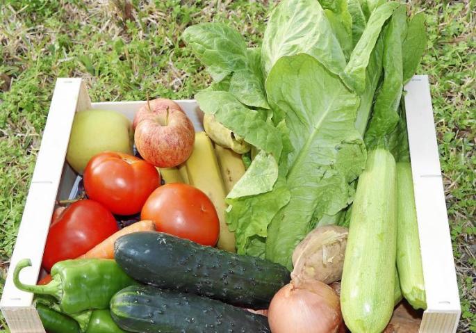 Eine traditionelle Steige, gefüllt mit Obst und Gemüse, wie sie vom Lieferservice Fruta Mallorca zusammengestellt wird.