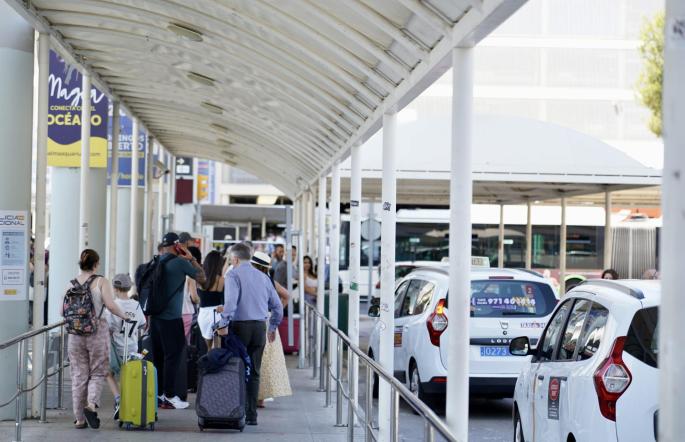 Am Flughafen bilden sich vor dem Taxistand manchmal Schlangen.