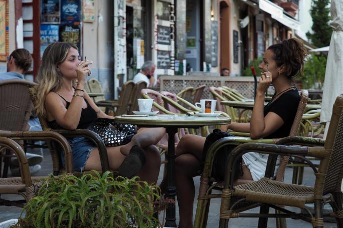 Gemütlich im Sitzen eine zu rauchen und dazu etwas zu trinken, bleibt auf Mallorca weiterhin verboten.
