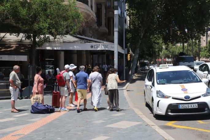 Vor allem an der Plaça d'Espanya gab es im vergangenen Sommer manchmal kaum Taxis.